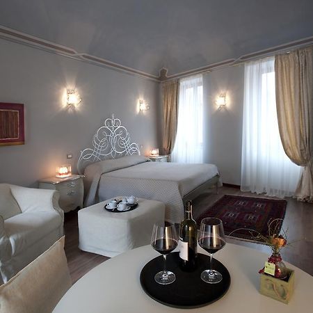 Bed and Breakfast Vinoteca La Sacrestia Alba  Zimmer foto